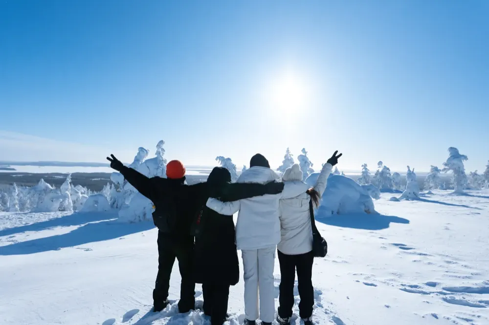 Guests celebrating on a sunny Riisitunturi National Park hike